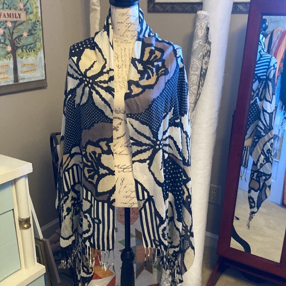 Scarf/Wrap - Picture 4 of 7